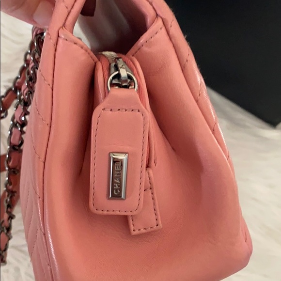 💕TRADE💕 Lambskin Chevron Leather Surpique Pink Chain Tote - Picture 12 of 13
